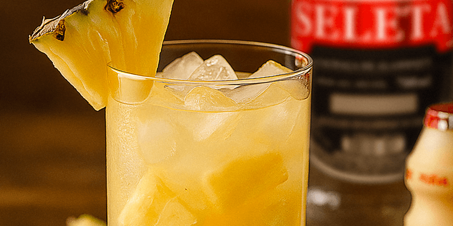 Leia mais sobre o artigo Caipirinha de Abacaxi com Iogurte — O Drink Perfeito para o Dia do Solteiro