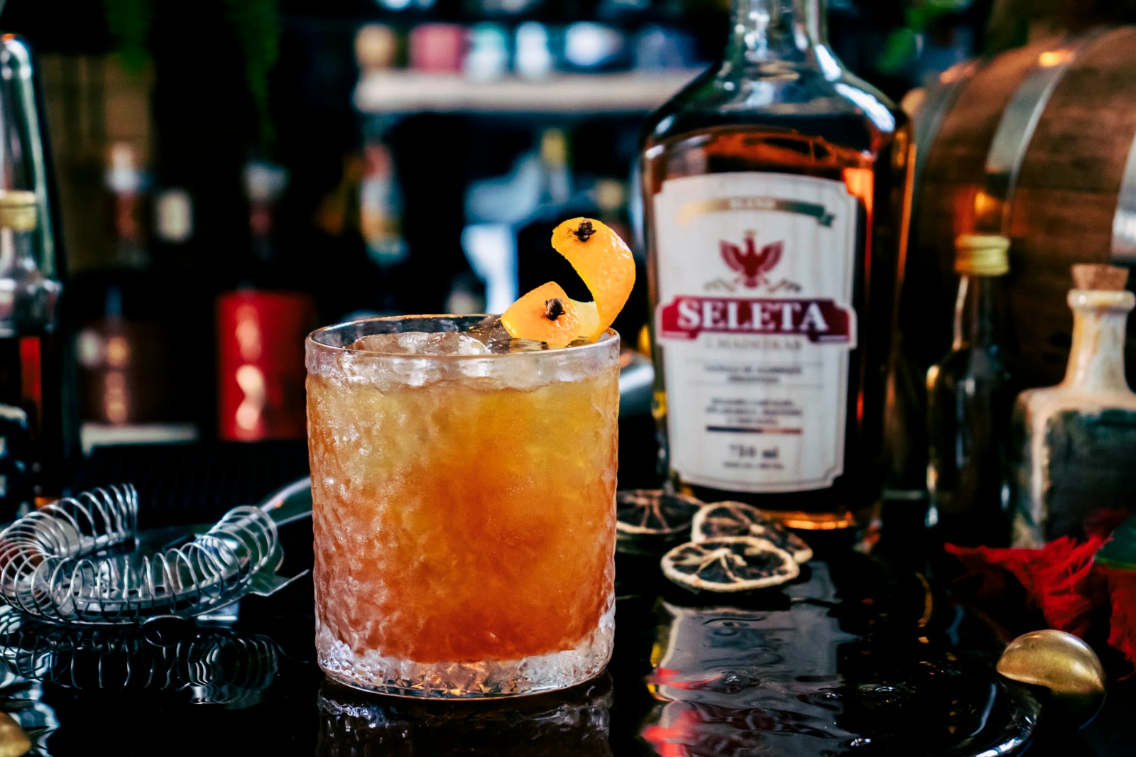 Leia mais sobre o artigo Seleta 5 Madeiras brilha em drink destacado em Guia de Cachaças