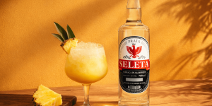 Leia mais sobre o artigo Essa caipirinha de abacaxi com hortelã vai virar sua favorita