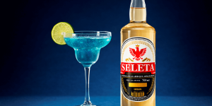 Leia mais sobre o artigo Receita de Blue Hawaii com Cachaça Seleta Ouro (passo a passo)