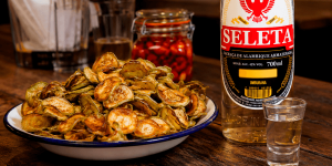 Leia mais sobre o artigo Molha o Bico: Chips de Jiló para Acompanhar Cachaça Seleta
