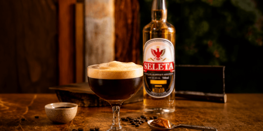 Você está visualizando atualmente Gosta de café? Aprenda a fazer um drink com Cachaça Seleta e espuma de doce de leite