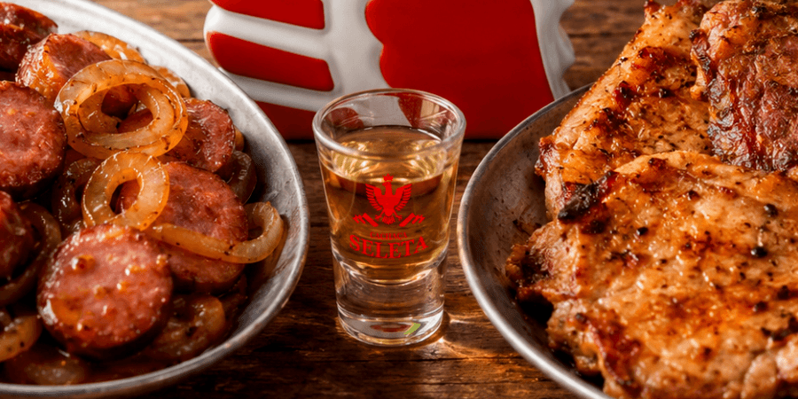 Leia mais sobre o artigo Linguiça ou bife de pernil? Descubra a porção perfeita para acompanhar Cachaça Seleta + Carvalho