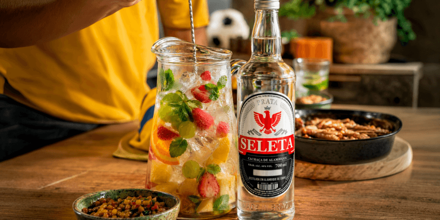 Você está visualizando atualmente Brasil em campo, Seleta no copo e o coração no VAR: aprenda o drink da torcida