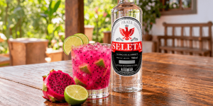 Leia mais sobre o artigo Caipirinha de pitaya com Seleta: receita fácil e refrescante