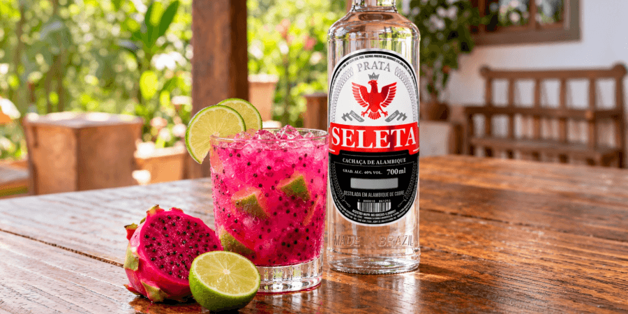Leia mais sobre o artigo Caipirinha de pitaya com Seleta: receita fácil e refrescante